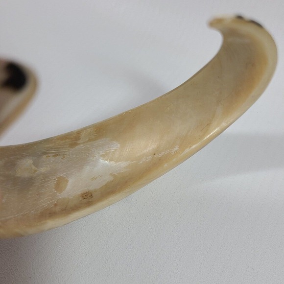 Vintage Black White Shell Cuff Bracelet and Ring Carved From Single Piece - Picture 3 of 12